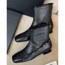 Кожаные ботильоны Chanel черные на низком каблуке Кожаные ботильоны Chanel черные на низком каблуке