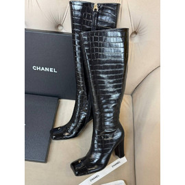 Женские сапоги Chanel черные с крокодиловым тиснением Женские сапоги Chanel черные с крокодиловым тиснением