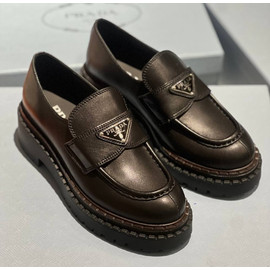 Кожаные женские лоферы Prada черные