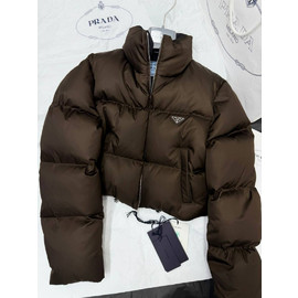 Женский короткий пуховик Prada шоколадный