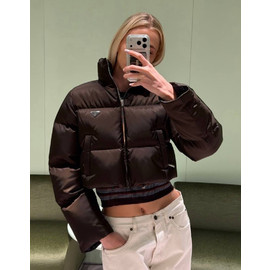 Женский короткий пуховик Prada шоколадный