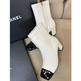 Кожаные ботильоны Chanel белые на среднем каблуке