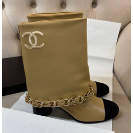 Женские кожаные сапоги Chanel бежевые с цепочкой