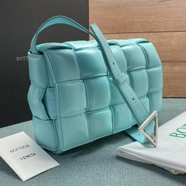 Женская кожаная сумка Bottega Veneta Padded Cassette голубая