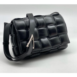Женская кожаная сумка Bottega Veneta Padded Cassette черная