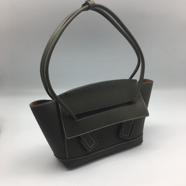 Женская кожаная сумка Bottega Veneta Arco Mini милитари