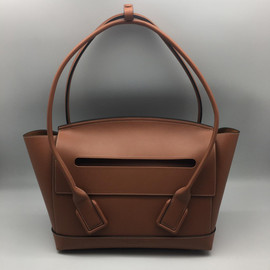 Женская кожаная сумка Bottega Veneta Arco коричневая