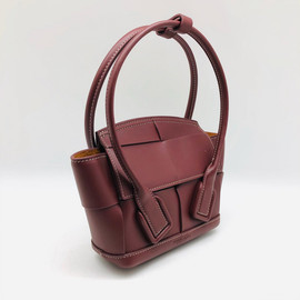 Женская кожаная сумка Bottega Veneta Arco Mini бордовая