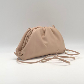 Женская сумка Bottega Veneta Pouch бежевая