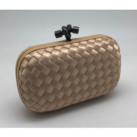 Клатч Bottega Veneta Intreccio Knot бежевый