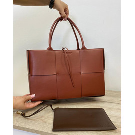 Женская кожаная сумка Bottega Veneta Arco Tote коричневая