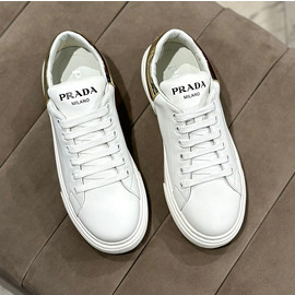 Женские белые кроссовки Prada с золотой пяткой Женские белые кроссовки Prada с золотой пяткой