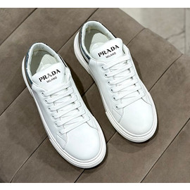 Женские белые кроссовки Prada с серебряной пяткой Женские белые кроссовки Prada с серебряной пяткой