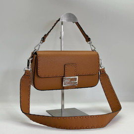 Женская кожаная сумка Fendi Baguette коричневая 27 см