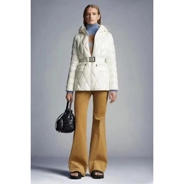 Женский белый пуховик Moncler